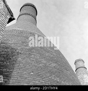 Töpferofen in Stoke-on-Trent, Staffordshire. Ein Töpferofen bei einer nicht identifizierten Töpferei in Stoke-on-Trent. Fotografiert von Eric de Mare zwischen 1945 und 1980. Stockfoto