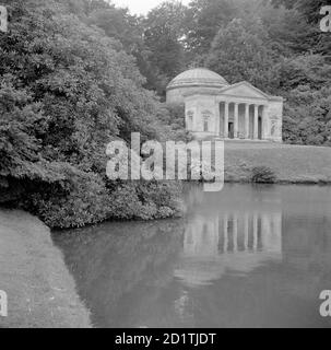 PANTHEON, STOURHEAD PARK, Stourton, Wiltshire. Die Gärten in Stourhead wurden von Henry Hoare II in 1741-1780, und schloss die Schaffung eines großen Sees. Das Pantheon, um 1753 von Henry Flitcroft entworfen, war eines von mehreren Gartenbauwerken, die als Blickfang konzipiert wurden. Fotografiert von Eric de Mare zwischen 1945 und 1980. Stockfoto