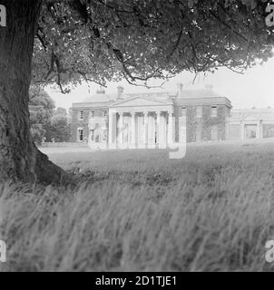 TRELISSICK, Feock, Cornwall. Die Eingangsfront von Trelissick, Feock, mit seinem pedimented Portikus. Es wurde von P. F. Robinson um 1825 gebaut. Pevsner nannte es "das schwerste neo-griechische Herrenhaus in Cornwall". Fotografiert von Eric de Mare zwischen 1945 und 1980. Stockfoto