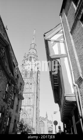 COVENTRY CATHEDRAL, Coventry, West Midlands. Der Turm der verfallenen mittelalterlichen Kathedrale von Coventry von Pepper Lane. Fotografiert von Eric de Mare zwischen 1960 und 1969. Stockfoto