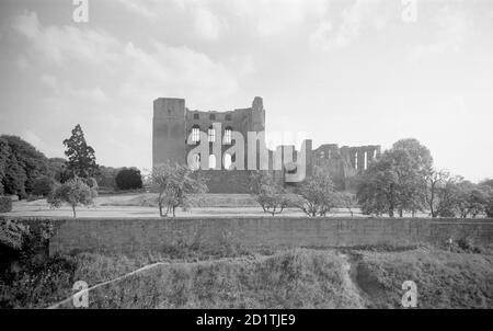 KENILWORTH CASTLE, Kenilworth, Warwickshire. Die erste Burg wurde hier bald nach der normannischen Eroberung erbaut, und der beeindruckende Bergfried überlebt. Simon de Montfort hielt die Burg in der Mitte des 13. Jahrhunderts, während im 17. Jahrhundert war es die Heimat von Robert Dudley, Earl of Essex und Favorit der Königin Elizabeth. Viele der Gebäude stammen aus dieser Zeit. Fotografiert von Eric de Mare zwischen 1945 und 1980. Stockfoto