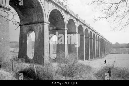 BALCOMBE VIADUKT, West Sussex. Das 1841 erbaute Balcombe Viadukt über der Ouse auf der London-Brighton-Linie nördlich von Haywards Heath ist 1,475 m lang und wird auf 37 halbrunden Bögen mit durchbohrten Pfeilern getragen. Teil der Ouse Valley Railway. Fotografiert von Eric de Mare im Jahr 1954. Stockfoto