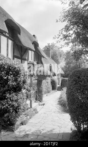 ANNE HATHAWAY'S COTTAGE, Shottery, Stratford upon Avon, Warwickshire. Anne Hathaway's Cottage in Stratford-upon-Avon, mit Blick auf den Weg vor der Hütte. Dieses Fachwerkhaus stammt teilweise aus dem 15. Jahrhundert. Fotografiert von Eric de Mare zwischen 1945 und 1980. Stockfoto