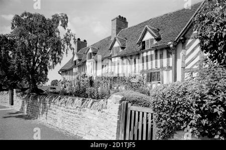 MARY ARDEN'S HOUSE / PALMER'S FARM, Station Road, Wilmcote, Aston Cantlow, Warwickshire. Dieses Haus wurde zum ersten Mal als Mary Arden's House in 1798. Mary Arden war Shakespeares Mutter und das Haus stammt aus dem frühen 16. Jahrhundert. Es ist jedoch jetzt bekannt, dass dies in der Tat Palmer's Farm ist, und das rote Backsteinhaus im Südwesten ist, wo Mary Arden lebte. Beide Häuser stehen unter der Obhut des Shakespeare Birthplace Trust. Fotografiert von Eric de Mare zwischen 1945 und 1980. Stockfoto