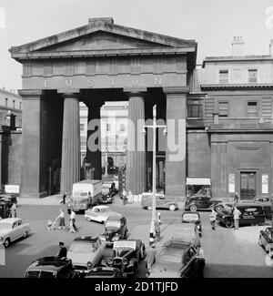 EUSTON ARCH, Euston Station, Euston Road, Camden Town, London. Verkehr außerhalb des Euston Arch. Der Bogen wurde 1837 von Philip Hardwick als Teil einer Leinwand und eines Portikus rund um den Bahnhofsvorplatz entworfen. Es wurde 1963 abgerissen. Fotografiert 1960 von Eric de Mare. Stockfoto