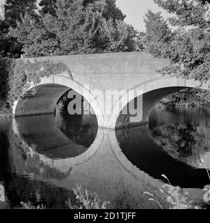 GODSTOW BRIDGE, Oxfordshire. Gesamtansicht der Godstow Bridge in Oxford zwei Überspannungen über der Themse. Es wurde 1792 erbaut. Fotografiert von Eric de Mare zwischen 1945 und 1980. Stockfoto