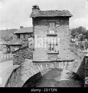 BRIDGE HOUSE, Ambleside, Cumbria. Bridge House wurde über dem Stock Ghyll gebaut, um Landsteuer zu vermeiden. Ursprünglich als Apfelgeschäft konzipiert, wurde es später als Haus, Informationszentrum und jetzt als Geschäft für den National Trust genutzt. Fotografiert von Eric de Mare zwischen 1945 und 1980. Stockfoto