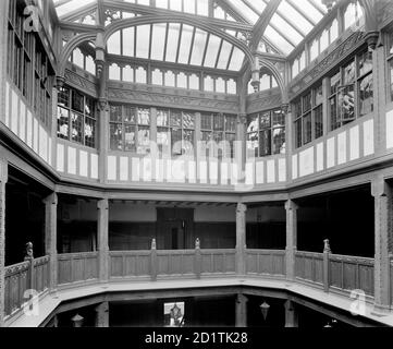 LIBERTY'S, Regent Street, London. Interieur des neu fertiggestellten Kunst und Handwerk Tudor Stil Kaufhauses von Liberty, zeigt die Galerie und Licht gut. Dieses außergewöhnliche Gebäude wurde 1922-24 mit Hölzern von HMS Hindustan und HMS Imprägnierbar gebaut. Es war eine bemerkenswerte Reaktion auf die frühen zwanzigsten Jahrhunderts vogue für Stein gekleidete Stahl-gerahmte Gebäude. Entworfen von Edwin T. Hall und E. Stanley Hall. Dieses Foto wurde von Higgs and Hill, Bauherren, in Auftrag gegeben. Fotografiert von Bedford Lemere und Co. Im Jahr 1924. Stockfoto