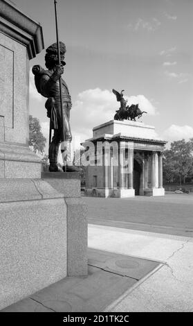 WELLINGTON ARCH, Westminster, London. Allgemeiner Blick auf Wellington Arch (auch bekannt als Constitution Arch oder Green Park Arch) von der Wellington Statue. Der Bogen ist in seiner heutigen Position seit 1883, als es von der alten Website entfernt wurde, etwa 200 Meter entfernt. Fotografiert von Eric de Mare. Datumsbereich: 1945-1980. Stockfoto