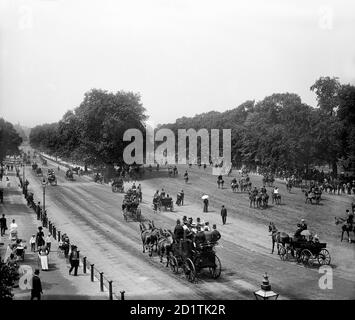 ROTTEN ROW, Hyde Park, Westminster, London. Reiten in Rotten Row, Hyde Park, ist noch heute eine beliebte Erholung. Hier haben andere Leute zu Fuß und Kutschfahrten zur Unterhaltung genommen. Die Moden sind die von circa 1900. CN-Sammlung. Stockfoto