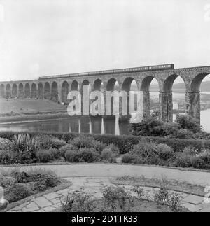 ROYAL BORDER BRIDGE, Berwick upon Tweed, Northumberland. Ein Zug, der das Royal Border Railway Viaduct überquert. Das Viadukt mit 28 Bögen wurde von Robert Stephenson entworfen und 1850 von Königin Victoria eröffnet. Fotografiert von Eric de Mare. Stockfoto