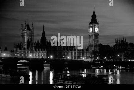 PALACE OF WESTMINSTER, LONDON. Ein Blick auf die Houses of Parliament, einschließlich des 'Big Ben' Uhrturms, von der Themse bei Nacht. Fotografiert von Eric de Mare. Datumsbereich: 1945-1980. Stockfoto