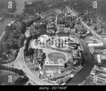 CLIFFORD'S TOWER, York, North Yorkshire. Eine Luftaufnahme aus dem Jahr 1926 zeigt das Schlossgebiet, das vom Gefängnis des 19. Jahrhunderts bewohnt wurde. Stockfoto