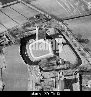 TATTERSHALL CASTLE, Lincolnshire. Luftaufnahme des Turms und der Gräben, 20. März 1951. Aerofilms Kollektion. Stockfoto