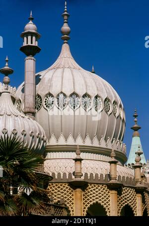 ROYAL PAVILION, Brighton, East Sussex. Außenansicht des Royal Pavilion in Brighton mit den Kuppeln. Fotografiert von Eric de Mare zwischen 1960 und 1969. Stockfoto