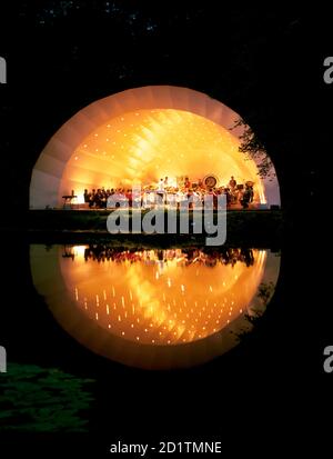 KENWOOD HOUSE, London. Nahaufnahme der Konzertschale bei Nacht mit Orchester. Stockfoto