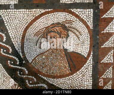 LULINGSTONE ROMAN VILLA, KENT. Mosaikfußboden. Detail zeigt Figur von 'Summer' mit einer Girlande aus Mais. Stockfoto