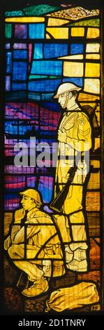 ROYAL GARRISON CHURCH, PORTSMOUTH, HAMPSHIRE. Aus einer Reihe von Buntglasfenstern, die Soldaten verschiedener Jahrhunderte darstellen. Detail der zentralen Tafel (20. Jahrhundert). Stockfoto
