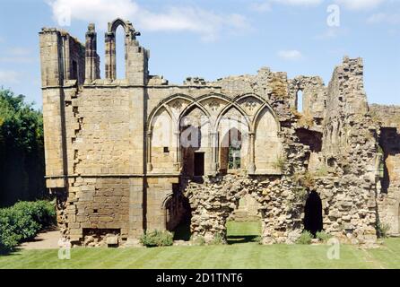 EASBY ABBEY, North Yorkshire. Außenansicht der Gästekammern im Westbereich. Stockfoto