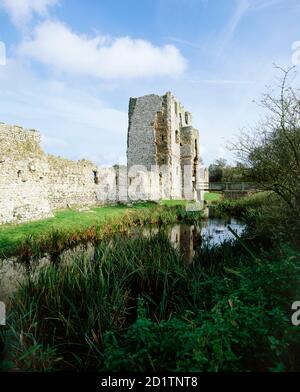 SCHLOSS BACONSTHORPE, Norfolk. Blick auf die innere Torhausvorhang Wand und Graben aus dem Westen. Stockfoto