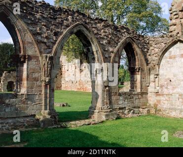 CROXDEN ABBEY, Staffordshire. Blick auf die Tür des Kapitelhauses, das zum Kreuzgang führt. Stockfoto