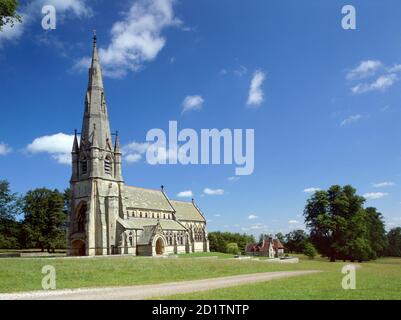 ST MARY'S CHURCH, Studley Royal, North Yorkshire. Außenansicht der neugotischen Kirche aus dem Südwesten. Stockfoto