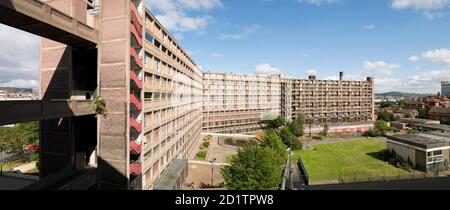 PARK HILL ESTATE, Sheffield, South Yorkshire. 2006 Außenansicht der brutalistischen Architektur des Park Hill Estate, entworfen von den Architekten Jack Lynn und Ivor Smith. Stockfoto