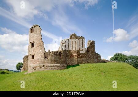 BROUGH CASTLE, Cumbria. Clifford's Tower und die Überreste der östlichen Vorhangmauer. Stockfoto