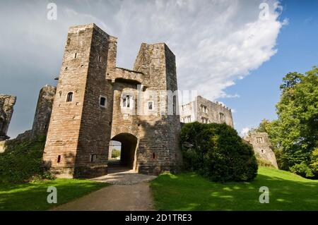 BERRY POMEROY CASTLE, DEVON. Das Gatehouse aus dem Süden. Stockfoto