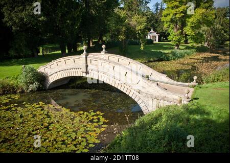 WREST PARK HAUS UND GÄRTEN, BEDFORDSHIRE. Blick auf die Chinesische Brücke mit dem Chinesischen Tempel in der Ferne. Stockfoto