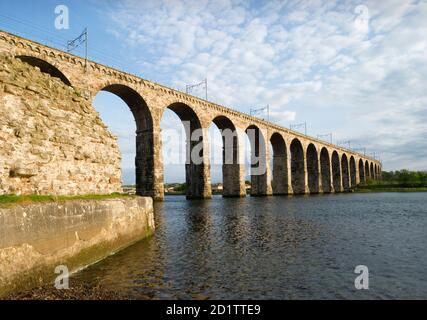 BERWICK-UPON-TWEED, NORTHUMBERLAND. Blick auf die Royal Border Bridge, die nach Tweedmouth führt. Entwickelt von Robert Stephenson. Stockfoto