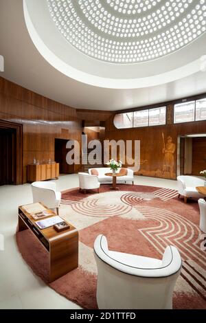 ELTHAM PALACE, London. Innenansicht. Die Eingangshalle mit Engstromer Möbeln und Dorn Teppich. Stockfoto