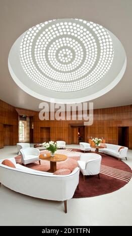 ELTHAM PALACE, London. Innenansicht. Die Eingangshalle mit Engstromer Möbeln und Dorn Teppich. Stockfoto