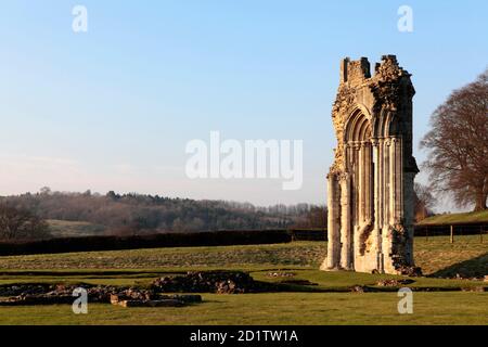 KIRKHAM PRIORY, North Yorkshire. Blick auf den überlebenden Block des östlichen Endes der Kirche. Stockfoto