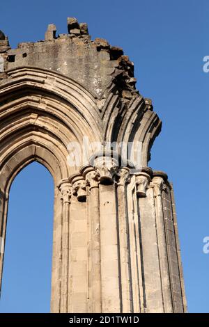 KIRKHAM PRIORY, North Yorkshire. Detail der Fenstertracery auf dem überlebenden Block des östlichen Endes der Kirche. Stockfoto