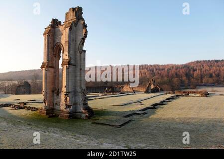 KIRKHAM PRIORY, North Yorkshire. Blick vom East End nach Westen auf die Länge der Kirche. Stockfoto