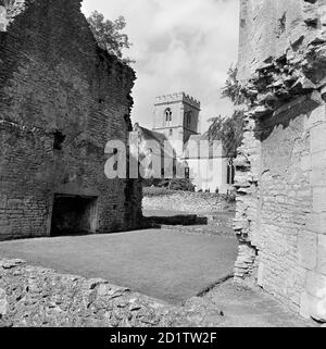 MINSTER LOVELL HALL, Manor Road, Minster Lovell, Oxfordshire. Die Überreste der Minster Lovell Hall mit St. Kenelm's Church dahinter. Fotografiert von John Gay im Jahr 1970. Stockfoto