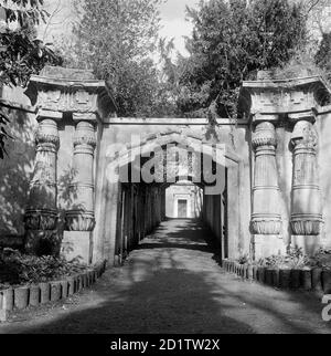 HIGHGATE FRIEDHOF, Hampstead, London. Der Eingang zur Ägyptischen Allee im Westfriedhof. Fotografiert von John Gay im Jahr 1993. Stockfoto