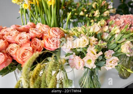 Viele verschiedene Farben auf dem Stand oder Holztisch im Blumenladen. Schaufenster. Hintergrund der Mischung von Blumen. Schöne Blumen für Katalog oder online Stockfoto