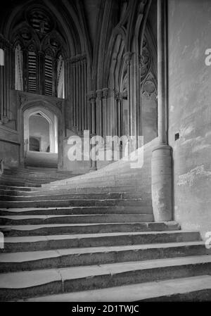 WELLS CATHEDRAL, Wells, Somerset. Innenansicht. Das „Meer der Schritte“. Fotografiert von Herbert Felton 1948. Stockfoto