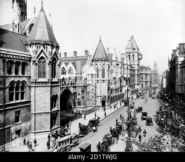 ROYAL COURTS OF JUSTICE, The Strand, London. Ein perspektivischer Blick auf die Royal Courts of Justice, Blick nach Osten den Strand hinunter in Richtung St. Dunstan im Westen. Die Gerichte wurden zu den gotischen Revival Designs der G. E. Street in 1882 abgeschlossen. Pferdekutschen sind in der Mitte der Straße geparkt, wo auch ein Bus zu sehen ist. C N Collection, fotografiert zwischen 1882 und 1916. Stockfoto