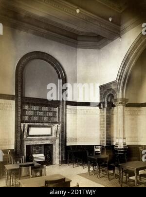 NATIONAL LIBERAL CLUB, Whitehall Place, Westminster, London. Inneneinrichtung des Kamins und dekorative polychrome Fliesen im Grill Room. Der National Liberal Club wurde 1884-1887 nach Plänen des Architekten Alfred Waterhouse erbaut. Das Bild ist eines von einem Set im Auftrag des Vereins. Fotografiert von Bedford Lemere und Company, Dezember 1887. Stockfoto