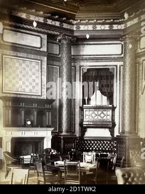 NATIONAL LIBERAL CLUB, Whitehall Place, Westminster, London. Innendetail des Kamins und collonaded Ecke Nische im Raucherzimmer. Der National Liberal Club wurde 1884-1887 nach Plänen des Architekten Alfred Waterhouse erbaut. Das Bild ist eines von einem Set im Auftrag des Vereins. Fotografiert von Bedford Lemere und Company, Dezember 1887. Stockfoto