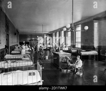 DAS KRANKENHAUS FÜR KRANKE KINDER, Great Ormond Street, London. Das Innere des Clarence ward zeigt Krankenschwestern und Kinder. Das Krankenhaus für kranke Kinder wurde später als Great Ormond Street Hospital bekannt. Fotografiert für den Sekretär des Krankenhauses von Bedford Lemere und Co. Im Mai 1893. Stockfoto