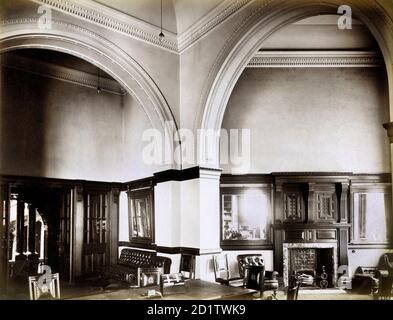 NATIONAL LIBERAL CLUB, Whitehall Place, Westminster, London. Innenansicht des Drawing Room. Der National Liberal Club wurde 1884-1887 nach Plänen des Architekten Alfred Waterhouse erbaut. Das Bild ist eines von einem Set im Auftrag des Vereins. Fotografiert von Bedford Lemere und Company, Dezember 1887. Dieses Bild wurde aus einem Albumdruck (AL0433) entnommen. Stockfoto