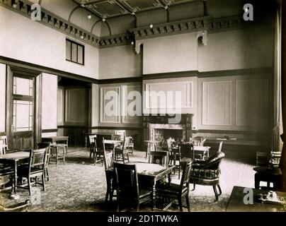 NATIONAL LIBERAL CLUB, Whitehall Place, Westminster, London. Innenansicht des Card Room. Der National Liberal Club wurde 1884-1887 nach Plänen des Architekten Alfred Waterhouse erbaut. Das Bild ist eines von einem Set im Auftrag des Vereins. Fotografiert von Bedford Lemere und Company, Dezember 1887. Bild aus einem Albumdruck (AL0433). Stockfoto