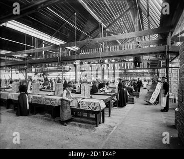 LEVER BROTHERS SUNLIGHT SOAP WORKS, Port Sunlight, Wirral, Merseyside. Innenansicht. Arbeiter, die Seifenboxen packten. Fotografiert von Bedford Lemere & Co. Im April 1897. Stockfoto