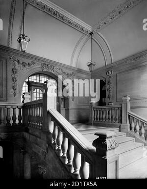 SESSIONS HOUSE, Lancaster Road, Preston, Lancashire. Das Innere des County Sessions House zeigt die Treppe und den Eingang. Das Hofhaus wurde zwischen 1900 und 1903 nach Entwürfen des Landkreisarchitekten Henry Littler im edwardianischen Barockstil erbaut. Das Bedford Lemere daybook zeichnet Goodall, Lamb und Heighway als Kunden auf. Fotografiert von H Bedford Lemere im Jahr 1904. Stockfoto