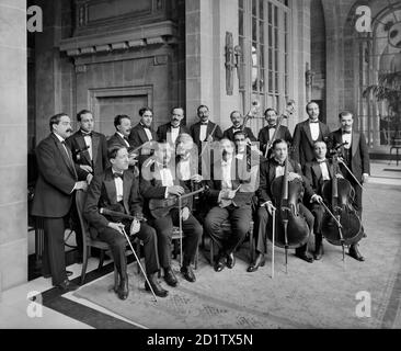 MIDLAND ADELPHI HOTEL, LIVERPOOL. Innenansicht. Gruppenportrait des Hotelorchesters. Das Hotel wurde 1914 nach teilweiser Renovierung und Renovierung im neoklassizistischen Stil wieder eröffnet. In der Nähe des Bahnhofs Lime Street ist das Adelphi bis heute geöffnet. Fotografiert von Bedford Lemere & Co 1914. Stockfoto