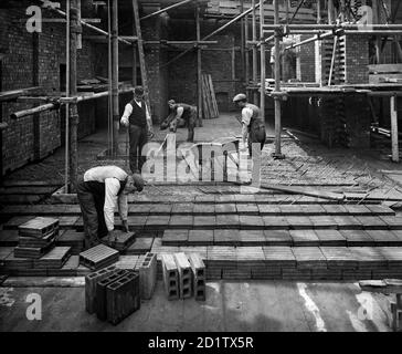 8 LLOYDS AVENUE, City of London. Bauarbeiter, die einen Stahlbetonboden mit „hohlem Topf“ in der Lloyds Avenue Nr. 8 legen. Das "Hohltopf"-System, bekannt als das Kahn-System, wurde 1903 von Julius Kahn erfunden und wurde viel für Bodenbeläge verwendet. Dieses Gebäude wurde von Richard Norman Shaw für Associated Portland Cement Manufacturers entworfen. Fotografiert von Bedford Lemere und Co. Im Jahr 1907. Stockfoto